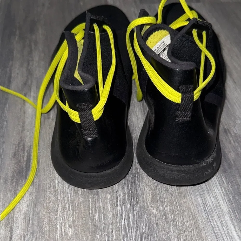 UNDER ARMOR UNISEX Black and Yellow Athletic Shoes